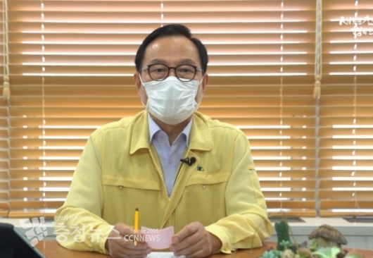 박상돈 천안시장이 실시간 SNS방송을 진행하고 있다.