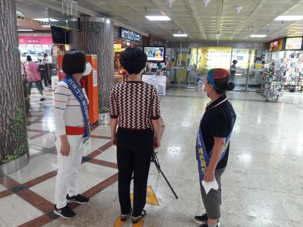중앙로지하상가에서 발열체크를 진행하는 모습
