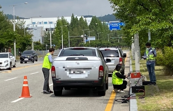 지난 6월 관평동 인근 도로에서 유성구청 담당공무원들이 경유차 배출가스 특별단속 실시 모습