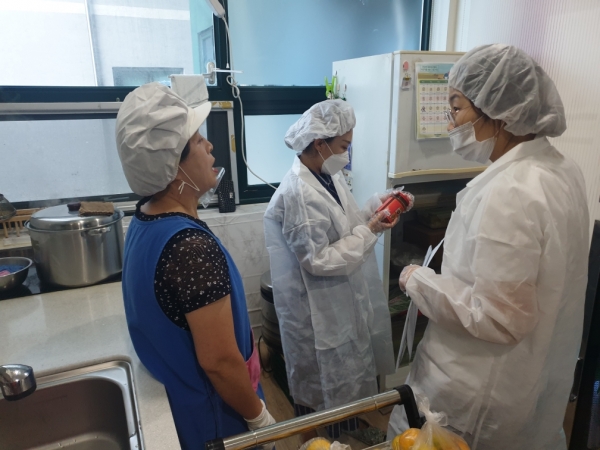 지난 달 담당공무원이 관내 한 어린이집 급식시설을 방문해 위생점검 실시 모습