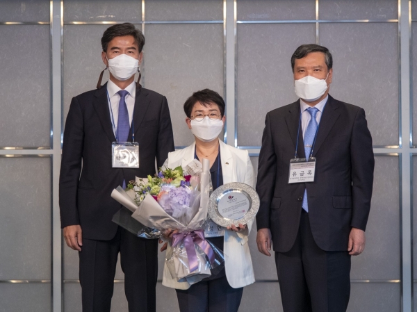 지난 11일 한국과학기술회관에서 개최된 ‘2020 한국정책학회 정책대상’시상식에서 박정현 대덕구청장(가운데)이 정책대상을 수상했다