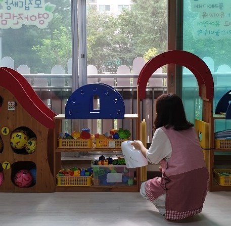 어린이집에 파견된 ‘바이러스 보안관’이 생활방역을 실시하고 있는 모습]