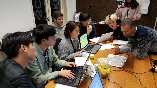 2020년 1월 한남대 디자인팩토리 학생 16명은 포르투칼 소셜 임팩트위크 2.0 프로젝트에 참여했다. 포르투칼 학생들과 협업을 통해 문제해결을 하고 있는 모습.