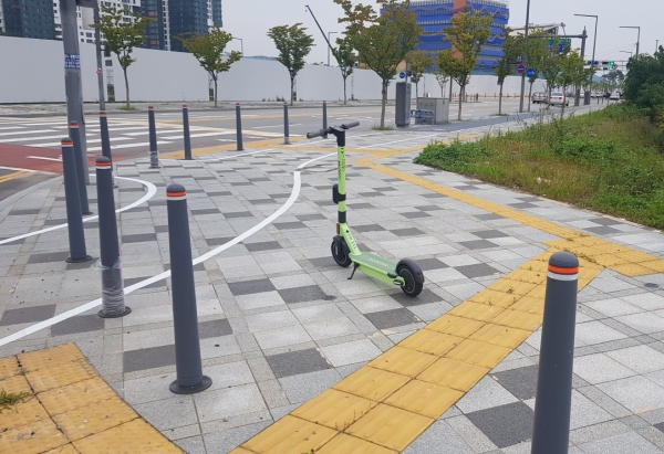 도로에 방치된 공유전동킥보드.