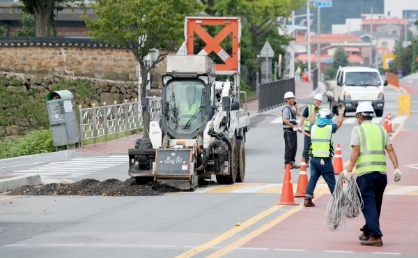 태안초등학교 앞 과속방지턱 공사 모습.