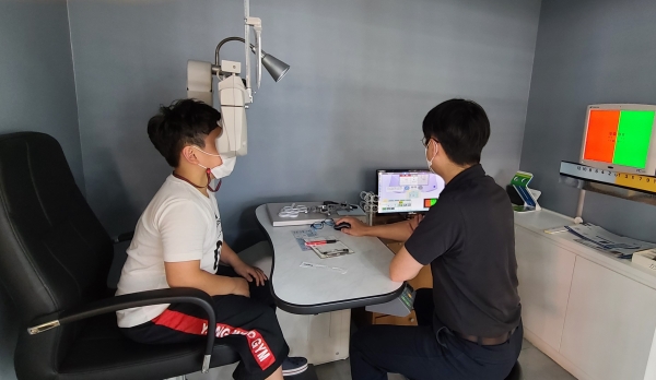 시력검사를 받고 있는 모습