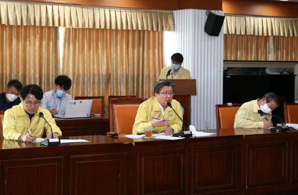 지난 달 10일 구청 대회의실에서 정용래 유성구청장이 유성형 뉴딜정책 점검회의를 주재하고 있다