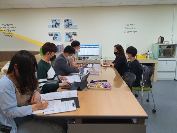 대입지원단 현장교사의 1:1 컨설팅 모습