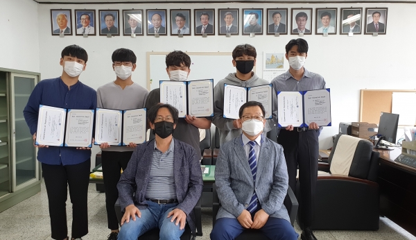 캡스톤 디자인 프로그램 수상/ 사진 앞줄 은성배 공학교육혁신센터장(왼쪽), 최진규 공과대학장(오른쪽). 뒷줄 왼쪽부터 유재현, 양한규, 김경수, 김준수, 이민욱 학생.