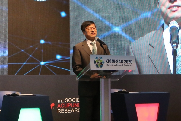한의학연 김종열 원장이 KIOM SAR 2020에서 개회사를 하고 있다.