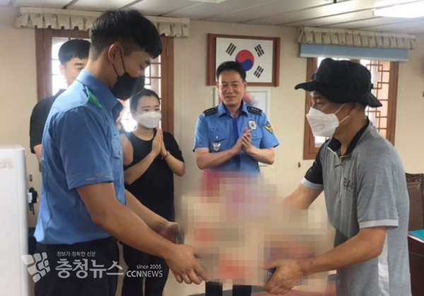 사인사 차 경비함정을 찾은 손씨가 본인을 구조해 준 주 수경에게 직접 감사의 마음을 전하고 있다. (출처=태안해양경찰서)