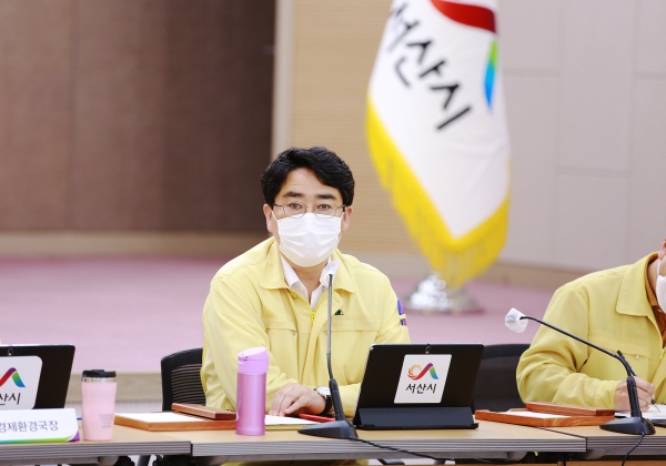 14일 시청 대회의실에서 확대간부회의를 진행하고 있다.