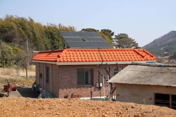 태양광을 설치한 주택 모습