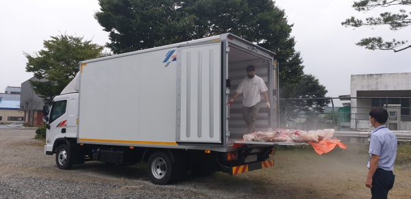 냉동탑차로 사체를 수거했다가 랜더링 시설을 갖춘 업체에 사후처리를 의뢰하는 방법이다.