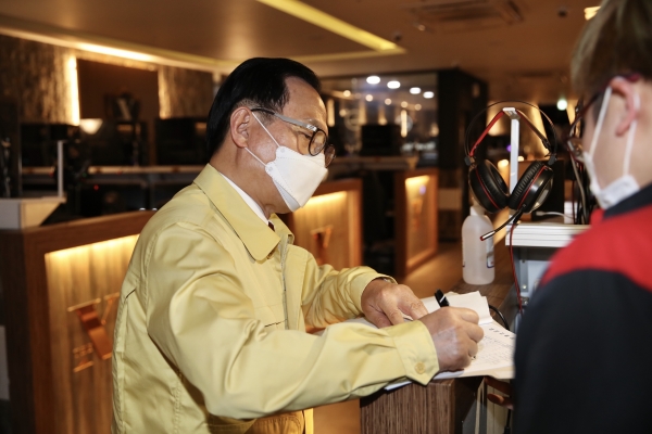 박상돈 시장이 고위험시설 업종 시설을 현장 점검하고 있는 모습