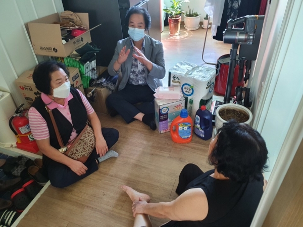 저소득 전입 가구에‘생필품 선물 꾸러미’전달