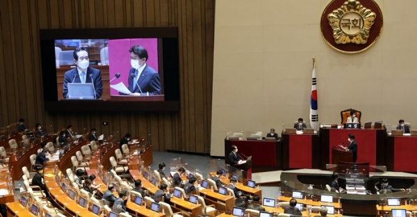 더불어민주당 황운하 의원이 14일 정세균 국무총리를 상대로 대정부질문을 진행하고 있다.