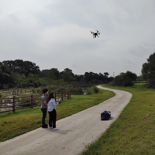 지난 10일 지적재조사 사업지구에서(고북 용암리) 드론을 활용한 정사영상 촬영 장면