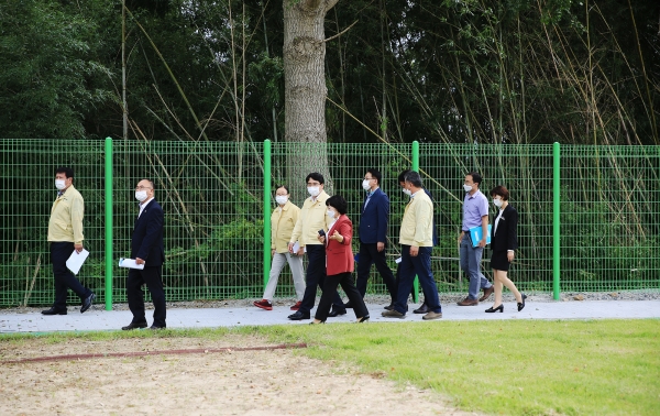 16일 맹정호 서산시장이 팔봉초등학교 운동장을 둘러보며 설명을 듣고 있다.