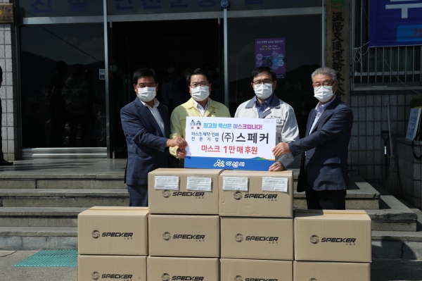 (왼쪽부터) 이준일 온양교통운수(주) 대표, 오세현 아산시장, 설진영 ㈜스페커 대표, 이경수 아산여객(주) 대표가 마스크 전달 후 기념사진