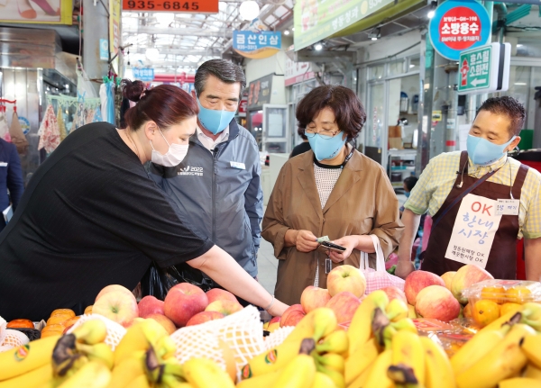 릴레이 장보기 챌린지에 참여한 김동일 보령시장