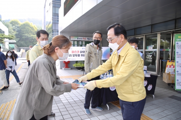 박상돈 천안시장 마스크 의무착용 캠페인 전개 모습