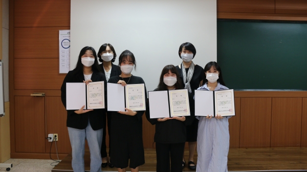 왼쪽부터 권기흔 씨, 재활복지교육대학 황성원 학장, 전진희 씨, 고희정 씨, 초등특수교육과 전혜인 교수, 한진명 씨