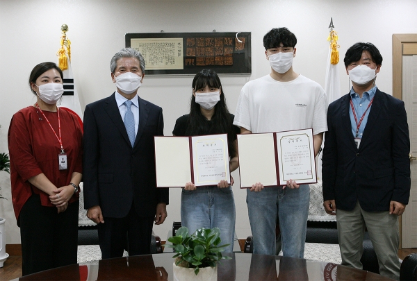 장학금 200만원을 전달한 뒤 기념촬영/ 왼쪽부터 양선경 학사지원과 직원, 권혁대 총장, 구지윤씨(사회복지학과 4학년), 성수헌씨(정보통신융합공학부 2학년), 이상수 학사지원과 계장.