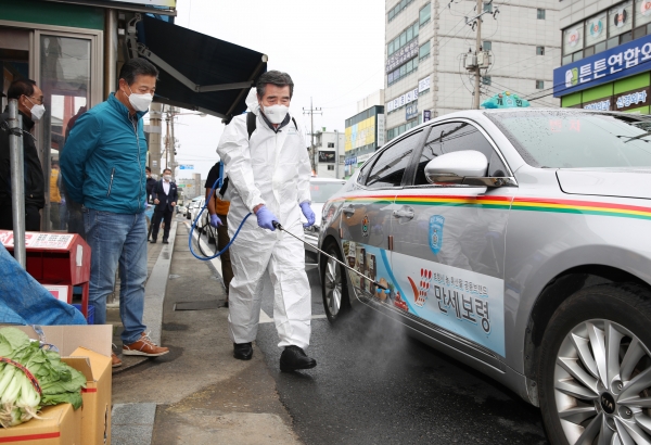 김동일 시장 방역 소독의 날 참여 모습