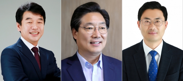 (왼쪽부터) 더불어민주당 충남도당 문진석, 김홍장 신임 부위원장, 이정문 국가균형발전 행정수도완성 연구소장.