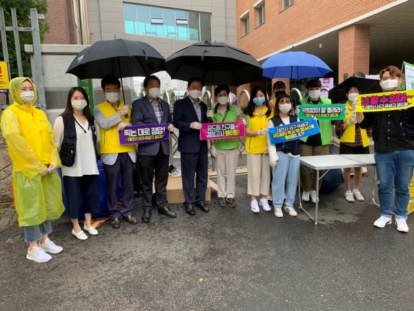 지난 달 22일 탄방중학교에서 유성 꿈드림 관계자들이 검정고시 고사장에 들어가는 청소년들을 응원하고 있다