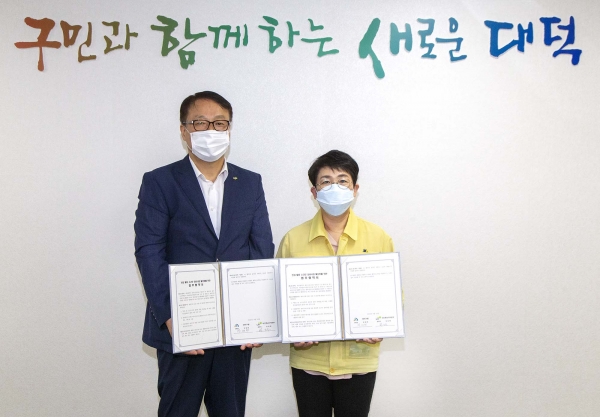 16일 대덕구청에서 최화묵 LH대전충남지역본부장(왼쪽)과 박정현 대덕구청장(오른쪽)이 빈집 활용 소규모 정비사업 업무협약을 맺었다