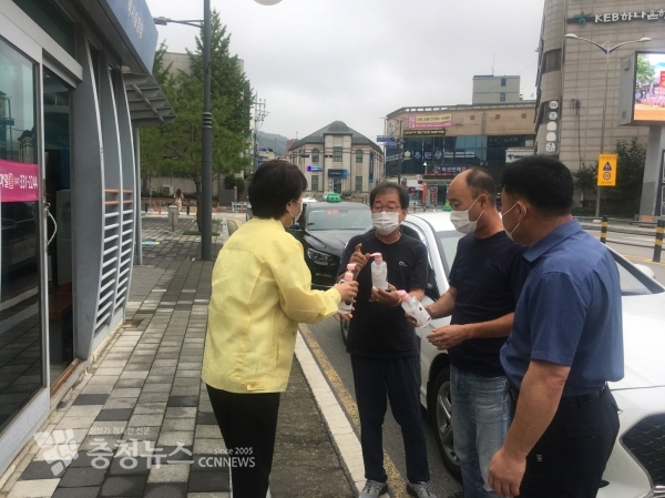 택시업체 대상 손소독제 및 차량소독제 배부 모습
