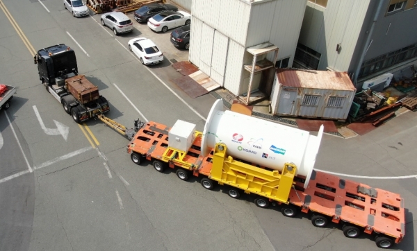 한국원자력연구원이 국내 최초로 사용후핵연료 육상 운반실험을 수행했다