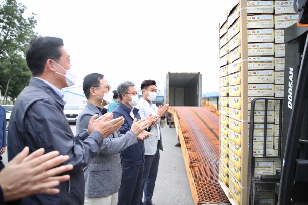 천안배 미국 수출 선적식 모습