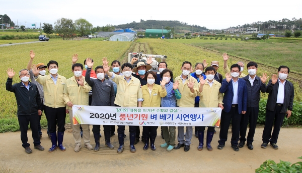 17일 벼 수확시연회 장면