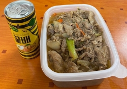 5개 회원사가 후원한 돈육(100kg) 보훈가족에게 지원