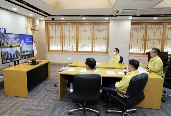 17일 유성구청 중회의실에서 온라인 간담회가 진행되는 가운데 정용래 유성구청장이 인사말을 하고 있다