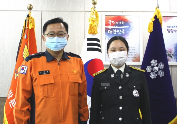 노혜윤(오른쪽) 변호사가 세종소방서로부터 소방경에 임용됐다.