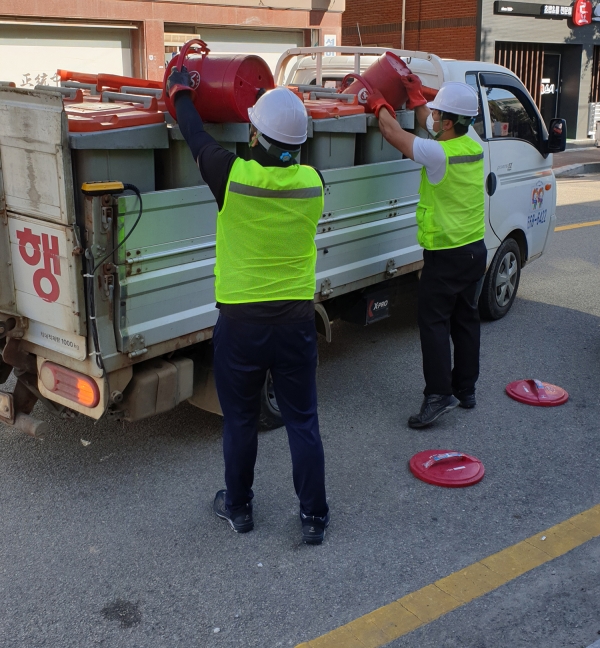 음식물쓰레기 무상수거 장면