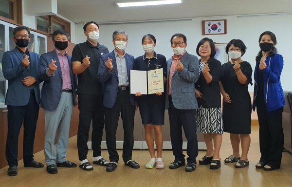 대전서부교육지원청이 육상 유망주 최지현(가운데) 학생을 격려했다.