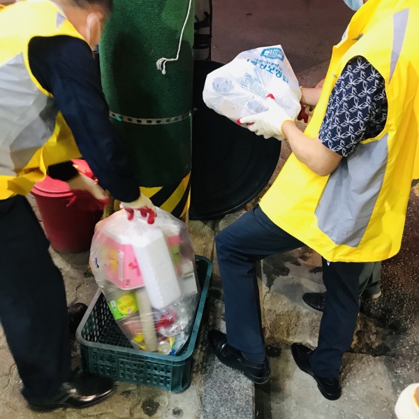 민관합동 불법투기 야간단속 참여자들이 불법투기 쓰레기를 확인하고 있다.