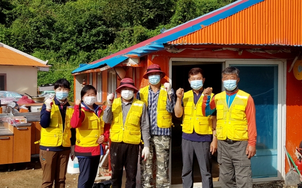 ‘안면읍 사랑과 희망의 집수리 봉사활동’ 모습.