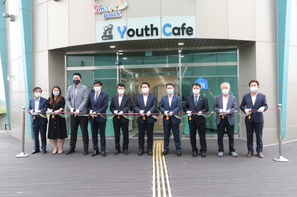 책울림 독서지원 공간 개소식 참석자들이 컷팅식을 하며 기념사진을 찍고 있다.