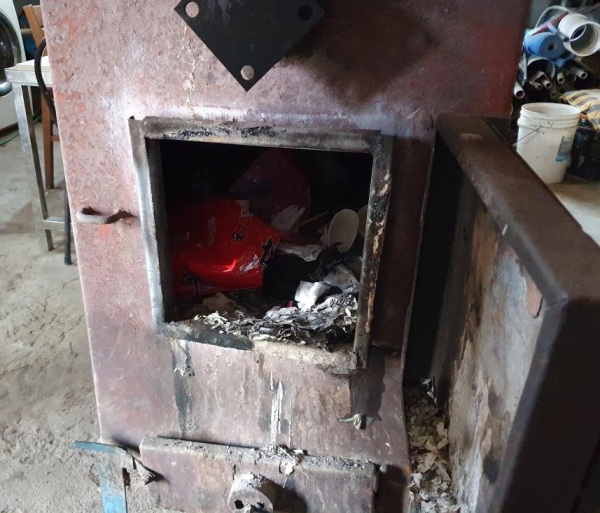 아산시 폐기물 불법투기 단속반이 화목보일러에 생활폐기물을 불법 소각하는 현장을 적발한 사진