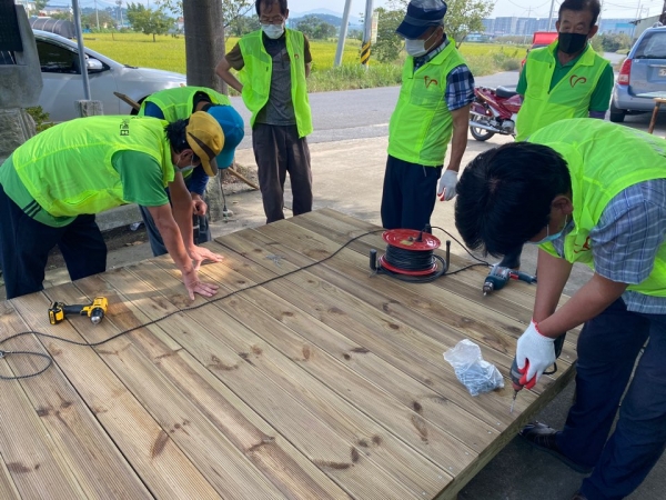 안녕 평상 만들기 사업 장면
