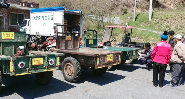 경운기 뒷문 야간 반사판 부착 모습.