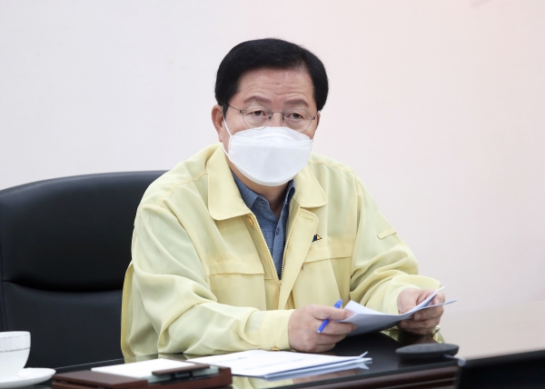 21일 ‘서구형 그린뉴딜 추진전략’을 주제로 구정 전략회의를 개최하고, 서구형 그린 뉴딜사업을 통해  ‘일자리’와 ‘친환경’ 두 마리 토끼를 잡겠다고 강조했다.