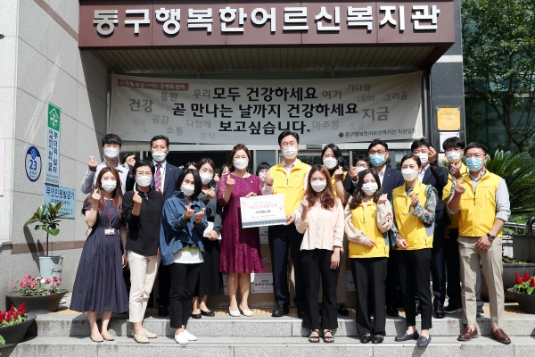 국가철도공단 김상균 이사장(뒷줄 왼쪽 다섯번째)이 21일(월) 대전 동구 행복한어르신복지관에서 추석명절 희망나눔 활동을 시행하고 기념촬영을 하고있다.