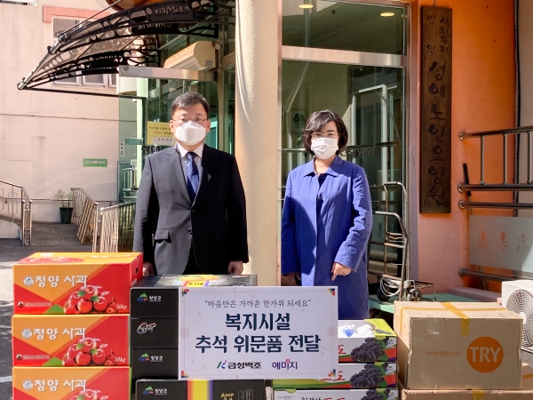 왼쪽부터 금성백조주택 경영지원본부 김영환 부사장, 성애노인요양원 김선희 원장